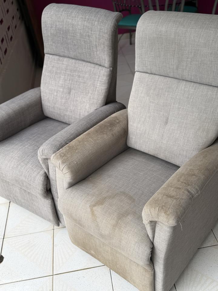 Deux fauteuils : celui de gauche nettoyé, celui de droite encore taché