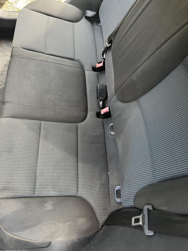 Banquette arrière de voiture, avant nettoyage