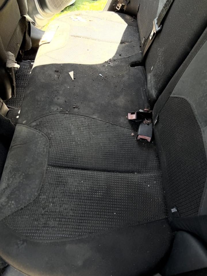 Siège auto arrière très encrassé, avant nettoyage