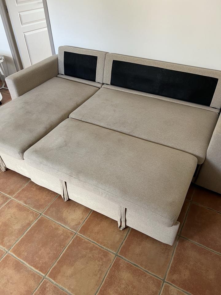 Canapé d'angle beige, avant nettoyage