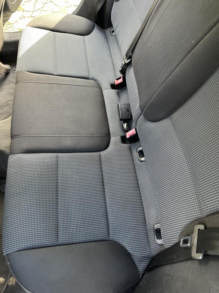 Banquette arrière de voiture, après nettoyage