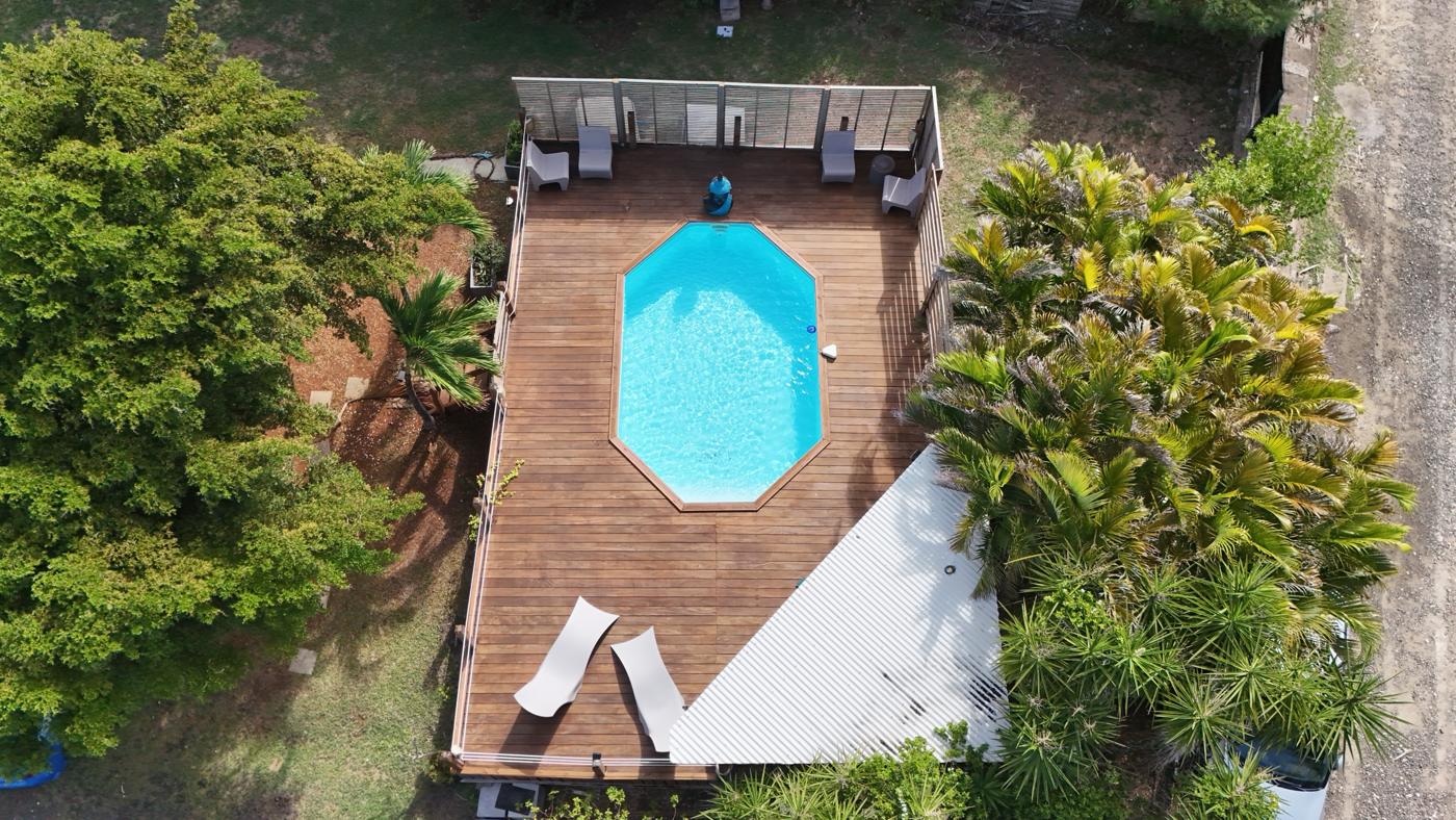 Terrasse de piscine en bois vue du ciel