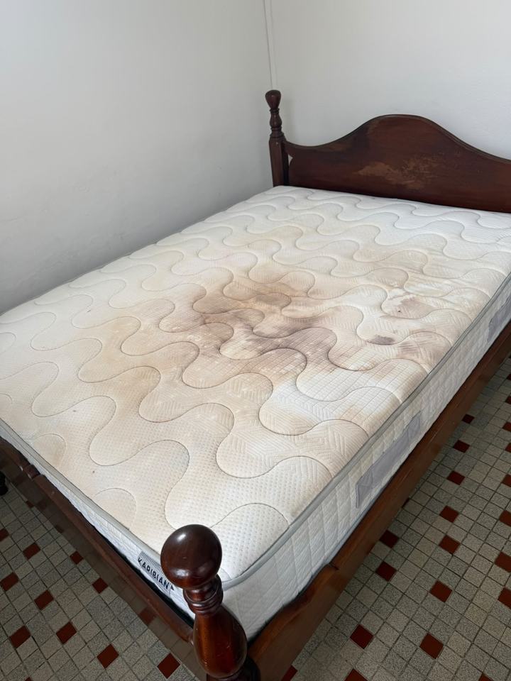 Matelas très taché avant désinfection